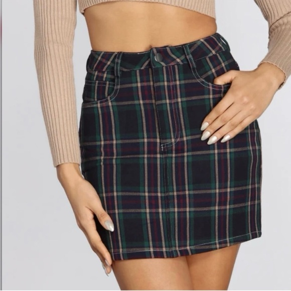 NWOT- Trendy Plaid Mini Skirt medium - Picture 2 of 9